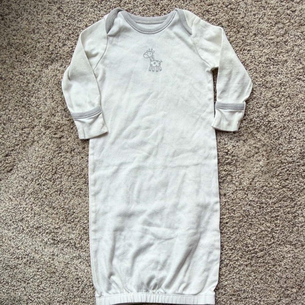 Old Navy Cream and Gray Giraffe Baby Nightgown size 3-6 months
